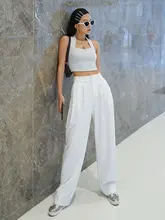 ハイウエストでドレープ感のある秋の白いゆったりとした着痩せ効果のある服