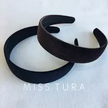 シンプルなデザインのベロア素材ヘアバンド【幅広・多用途】