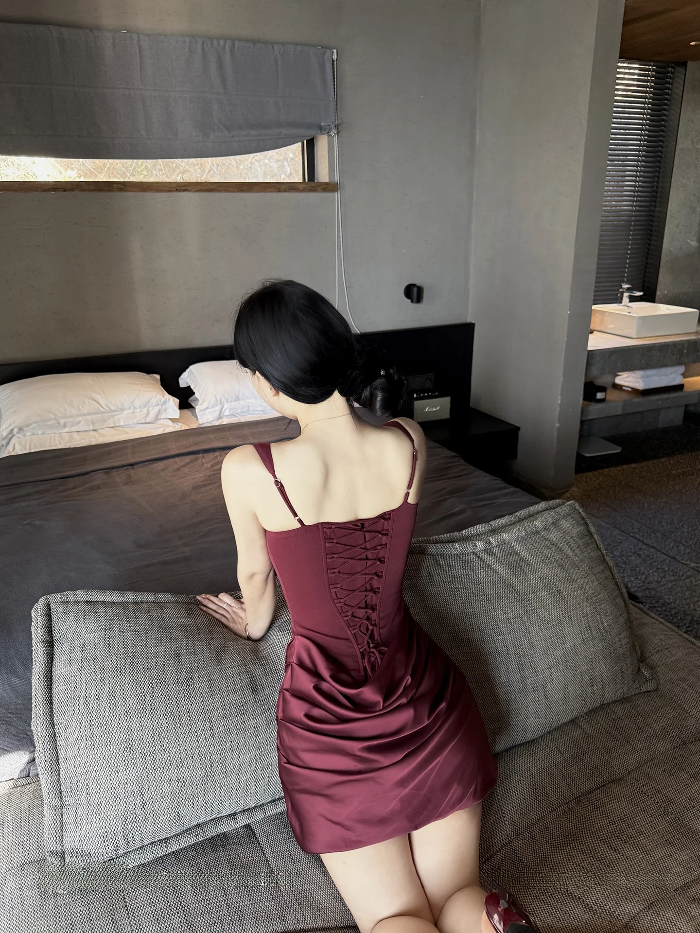 お呼ばれの日に着るキャミソールドレスは、どんなものにすべき？