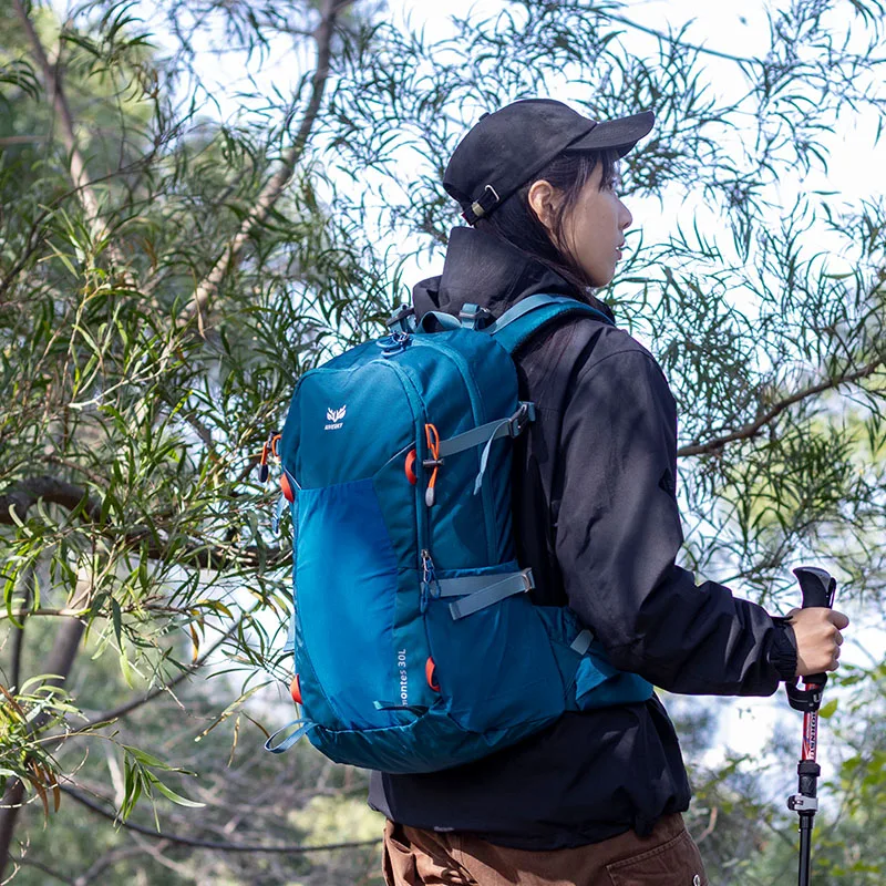 30リットル リュック どんな場面で使えるか：軽量設計の女性用登山リュックサックの実用性解析