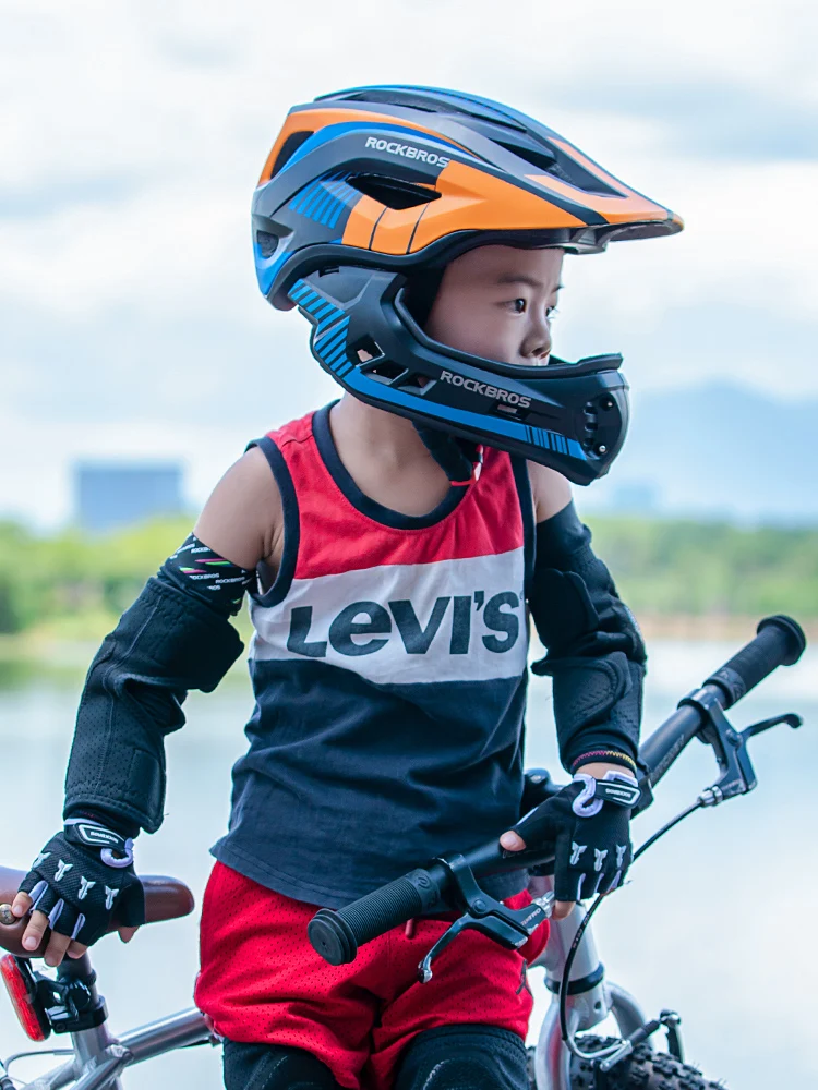 子供用サイクルヘルメットを選ぶときに迷うのは、安全性と通気性のバランスですか？