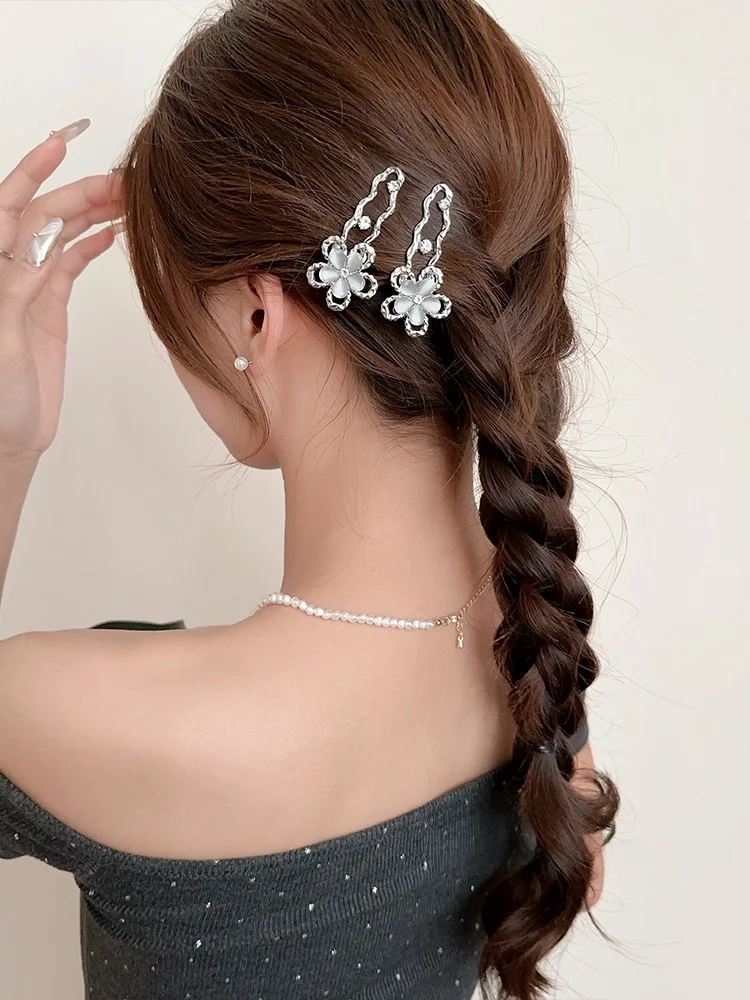 前髪 ポンパドール とは：シルバーのヘアクリップで高級感を演出するシンプルなスタイル