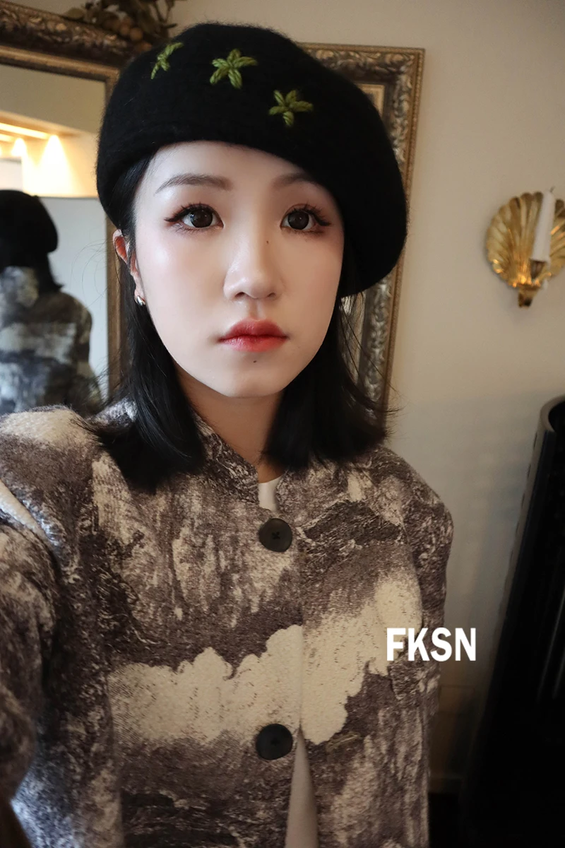 赤と青の刺繍ベレー帽：女性向け冬用ファッションアイ  テムのスタイルと機能