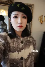 赤と青の刺繍が映えるベレー帽【新年シリーズ・上質な毛糸・シルエットが美しい】