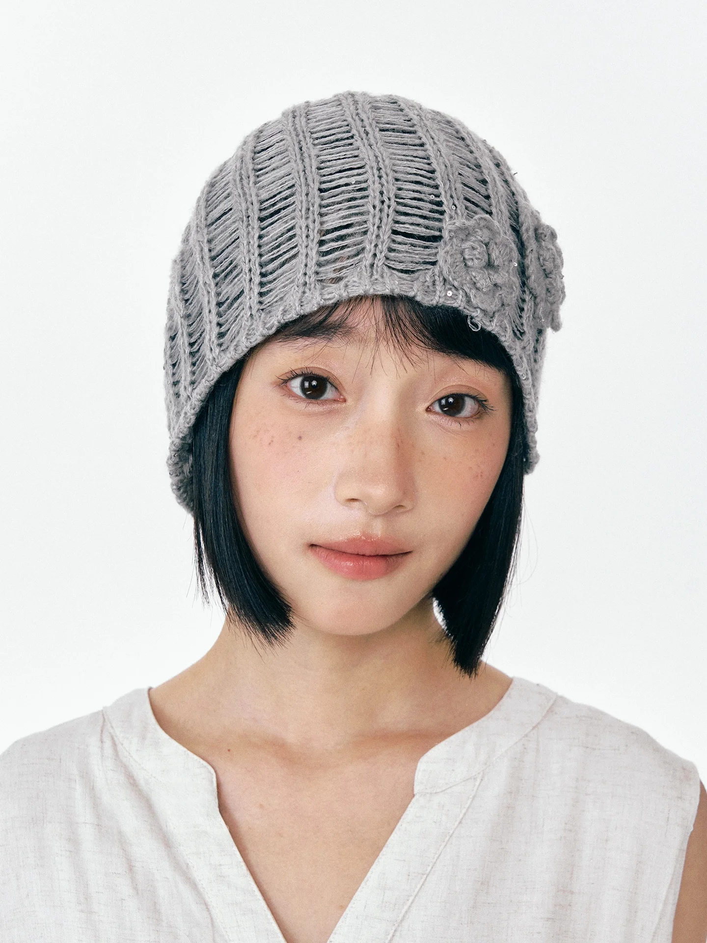 立体花モチーフのニット帽：春に着る女性向けファッションアイテムの選定基準
