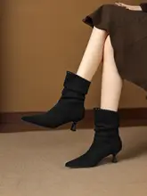 尖ったデザインの黒いショートブーツ【細いヒール・スエード素材・秋冬向け】