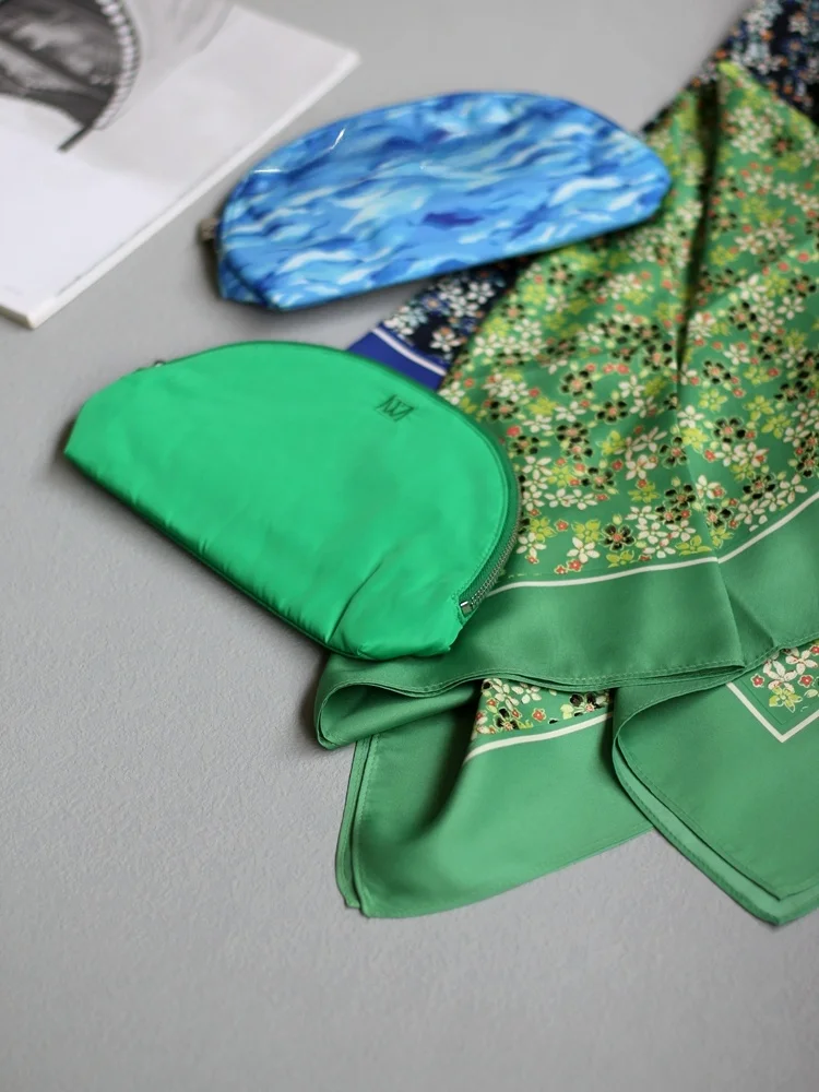 刺繍ロゴ付き手提げポーチ：旅行グッズとしての高級感と実用性を実現