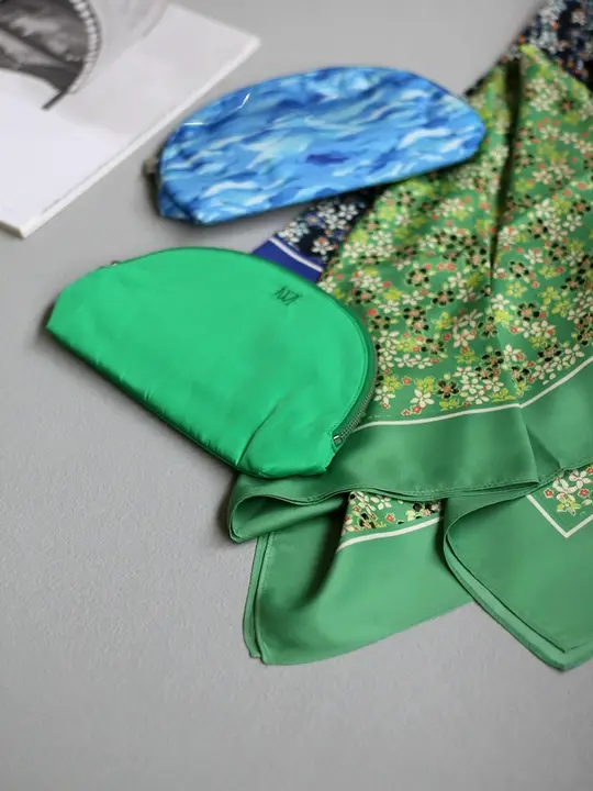 刺繍ロゴ付き手提げポーチ【化粧用・収納に便利・二色展開】（セットアップ対応）