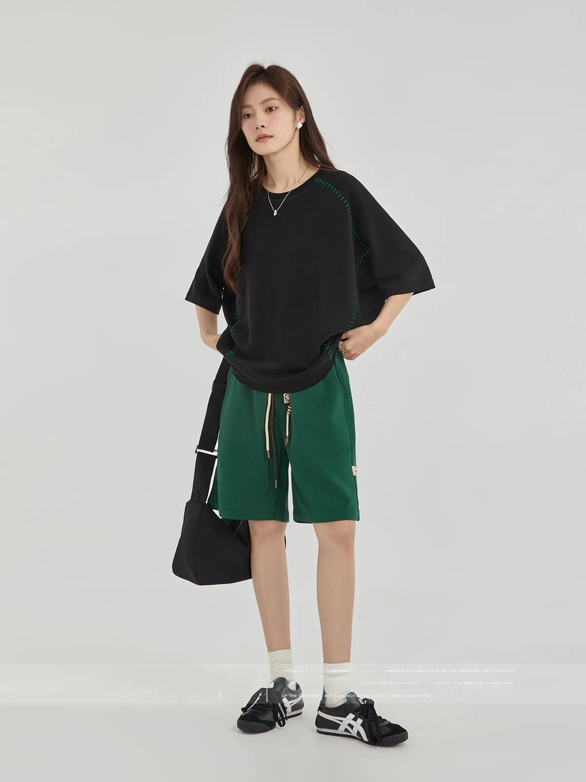 緑のTシャツに合うズボンは、本当に「ブルー」がベスト？