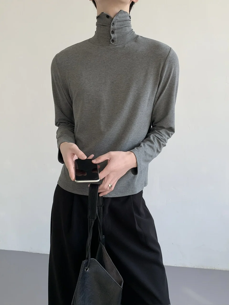 アウターの下に着るもの メンズ どう選ぶ？カーディガンやパーカーの下に着る服の選び方を徹底解説