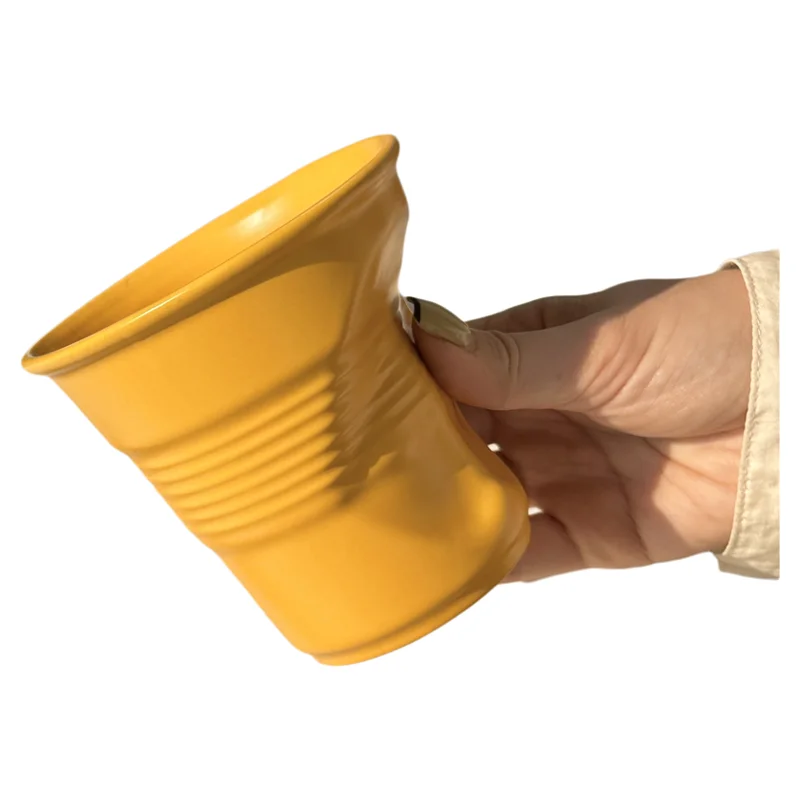 高級感ある陶器製コーヒーカップ：こぼれにくいコップとしての実用性とデザインのバランス