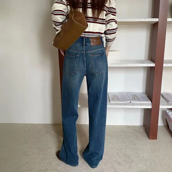 高腰デザインのブルージーンズ【ダブルボタン・スリムフィット・ワイドレッグ】（セットアップ対応）