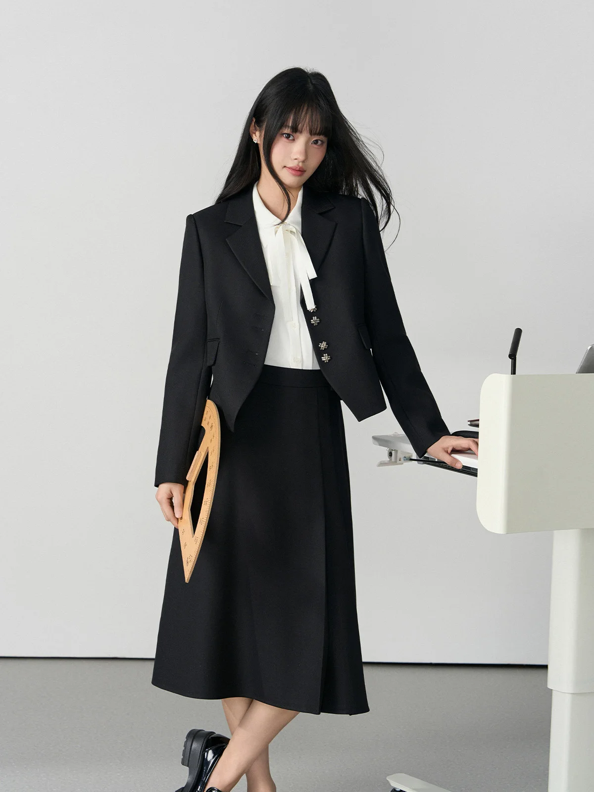 夏服 黒 おすすめ5選：通勤・カジュアル・節約に最適な選び方とは？