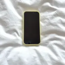黄色の眼鏡をかけた女の子のiPhoneケース【Apple対応・カジュアル・可愛いデザイン】
