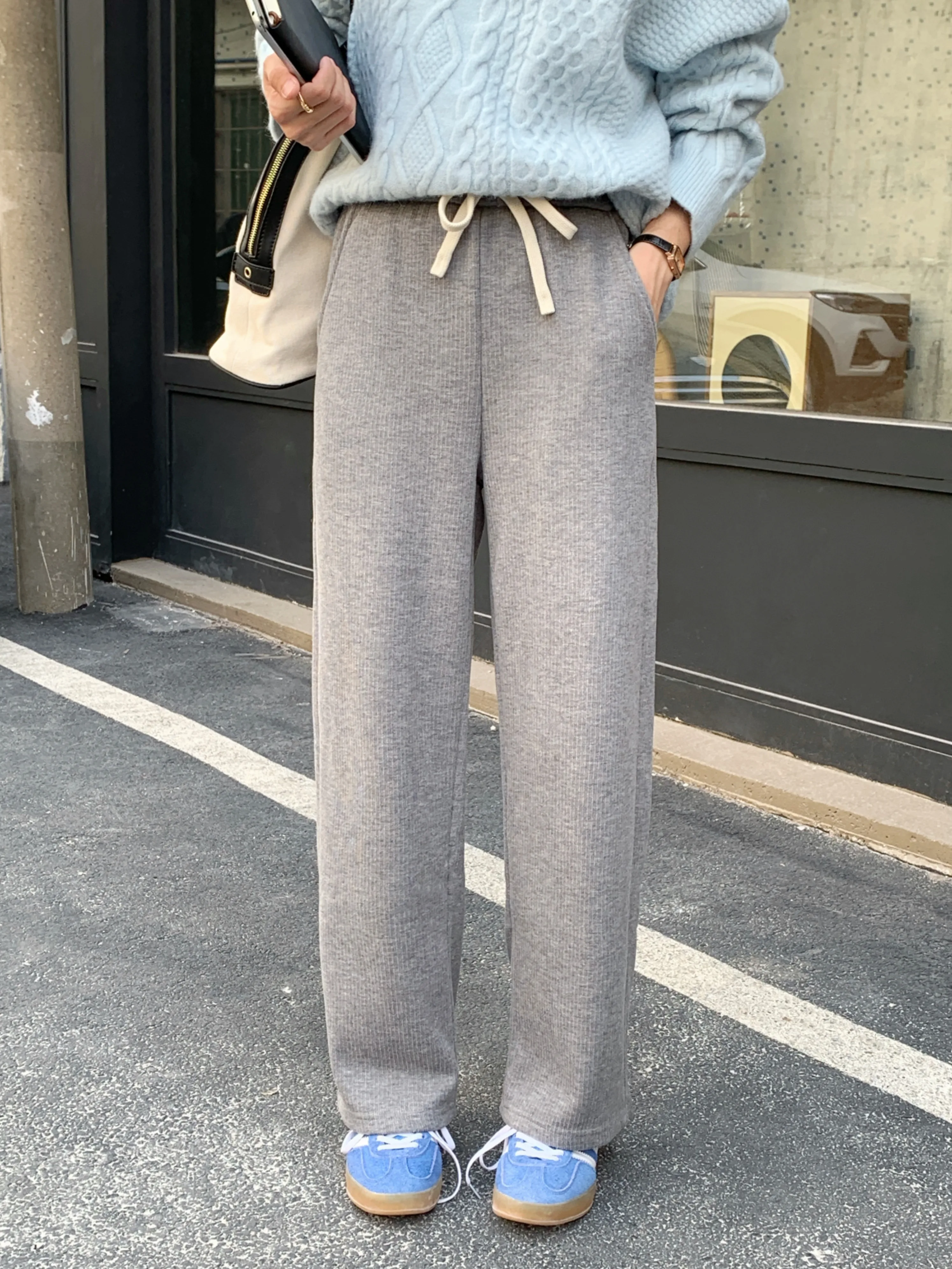 デニム コーデの基本ルールと杏色ワイドパンツの活用法