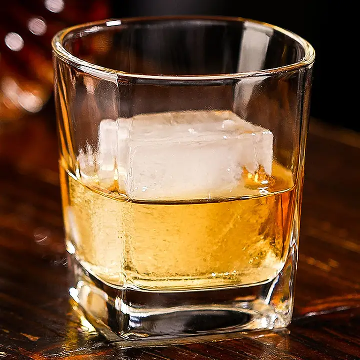 四角のガラスカップ 家庭用の透明な水カップ ウィスキーグラス ビールカップ