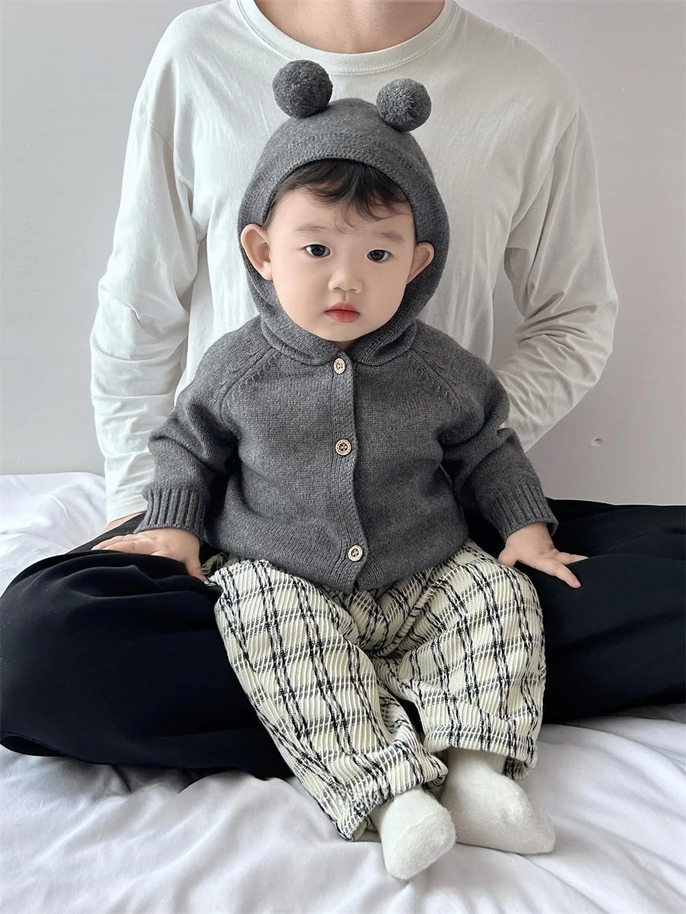 春用ベビーウェア：気温10度～20度の間で使えるニットフード付きカーディガンとチェックパンツの選び方