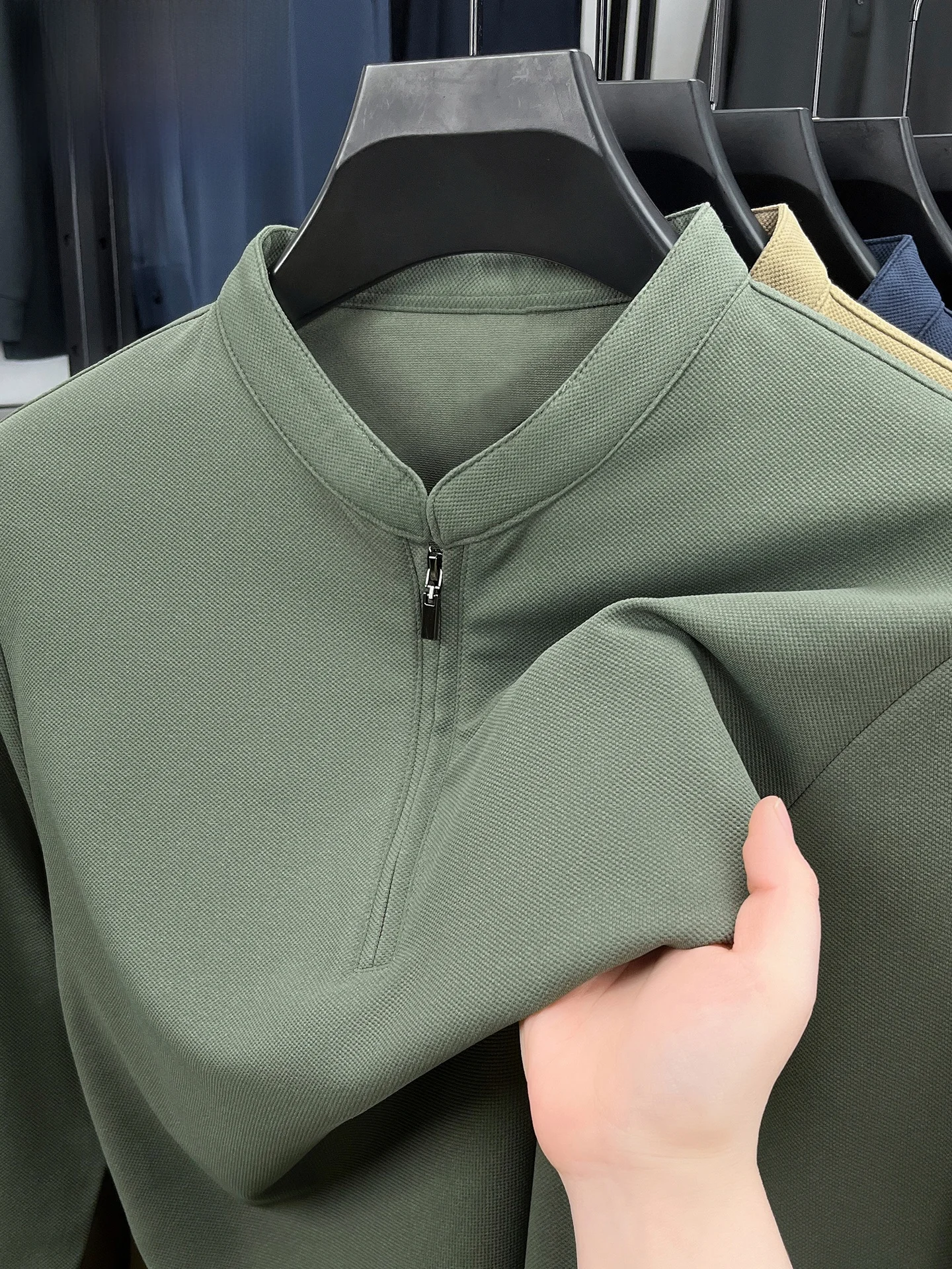 ハーフジップ メンズ コーデはどう選ぶ？TUCANOの半袖ハーフジップTシャツが解決する3つの悩み