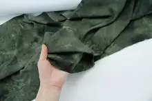 柔らかなドレープ感の苔色と暗い軍用緑の不規則なタイダイ柄麻シフォン生地のチャイナドレス素材
