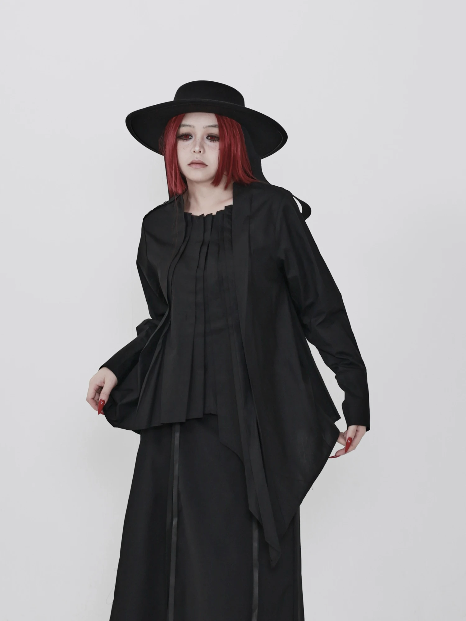 黒のカッターシャツをどう選ぶ？不均一プリーツが演出する、暗黒風のシルエットに出会う瞬間