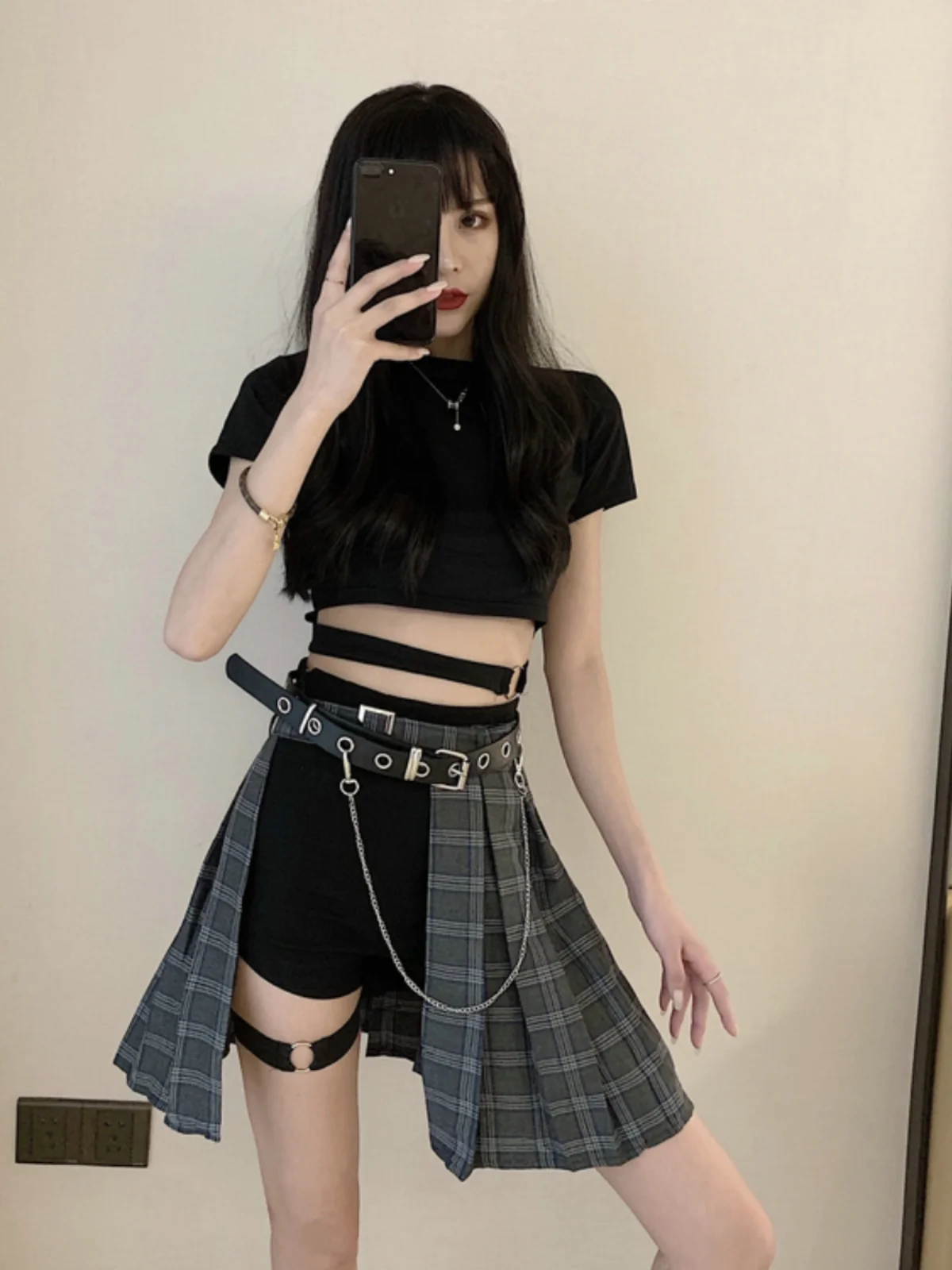 ショートヘアに合う服装は、実は「動き」が鍵？