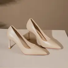 通勤に最適なベージュの細ヒールパンプス【快適なオフィスワーク用】