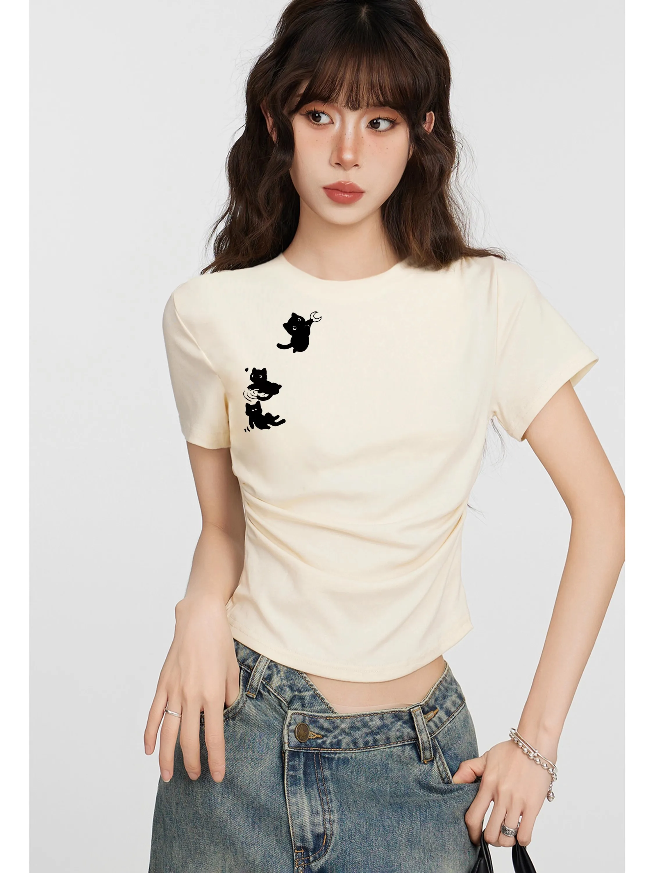 大人可愛い服 50代コーデ 完全ガイド｜ネコ柄Tシャツで実現するシック甘辛のバランス
