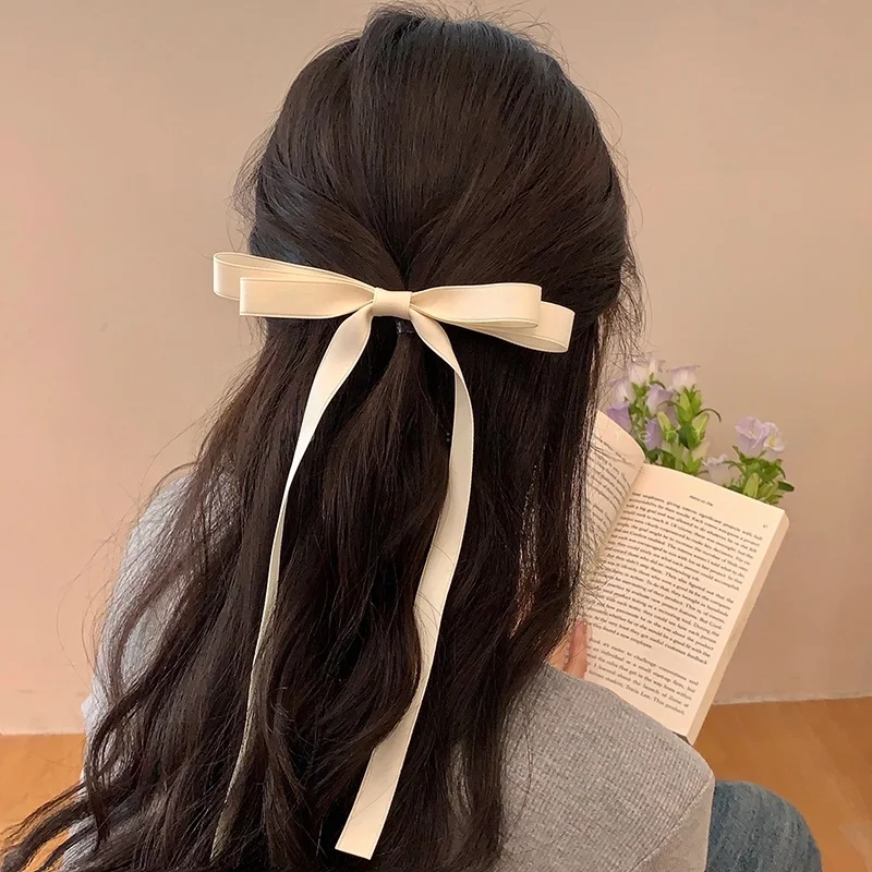 可愛いピンクリボン蝶結びのヘアクリップ：リボン留め具のデザインと実用性を解説