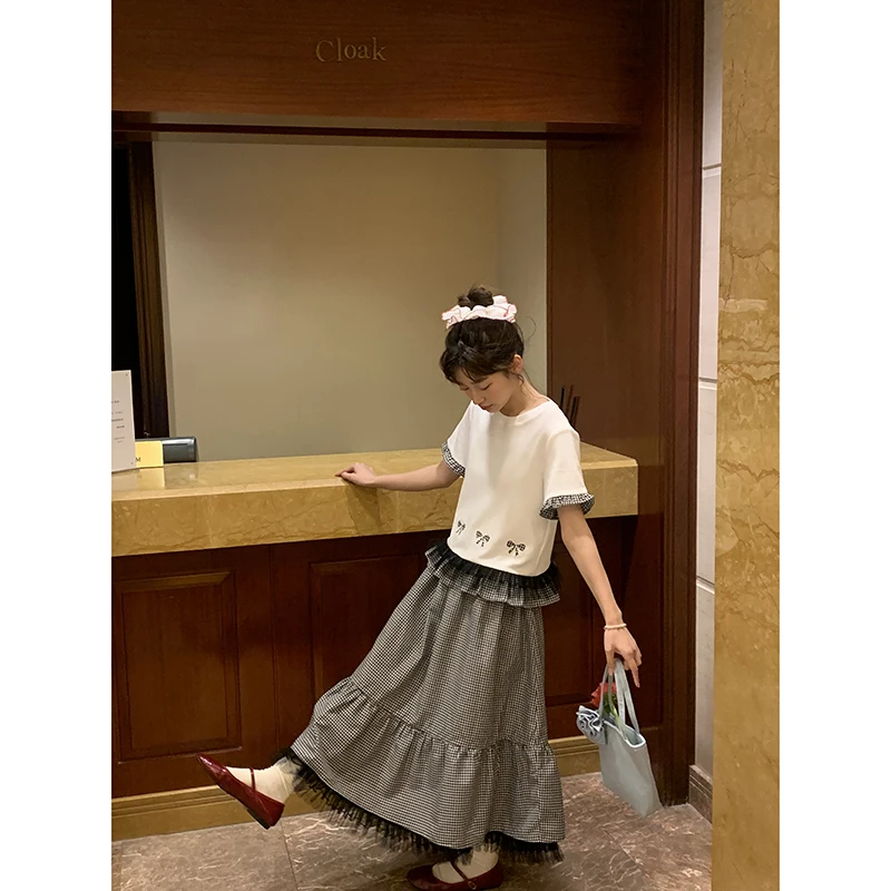 黒白チェック刺繍Tシャツとメッシュスカートのコンビネーションコーデ：おしゃれで若見えのセットアップガイド