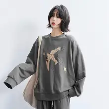 刺繍入りラウンドネック女性用トレーナー【秋用・カジュアルスタイル】