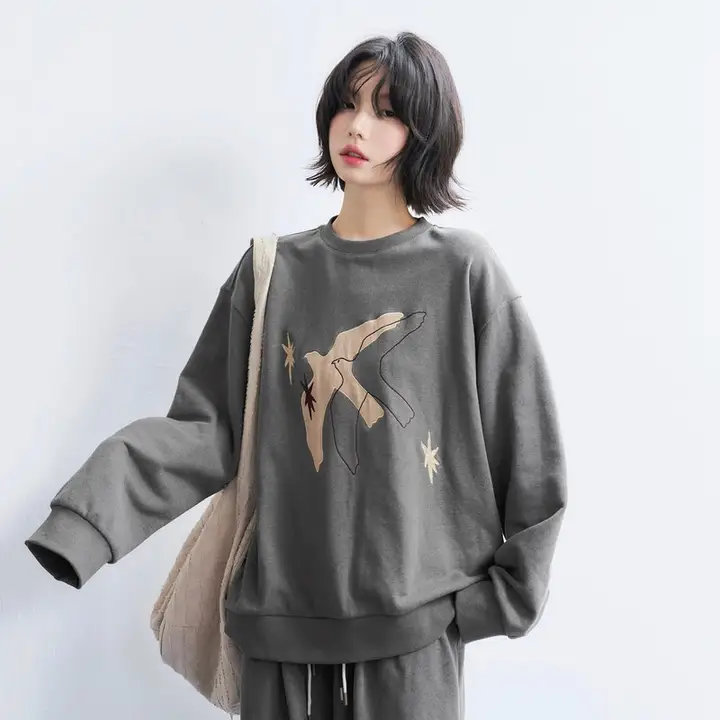 刺繍入りラウンドネック女性用トレーナー【秋用・カジュアルスタイル】