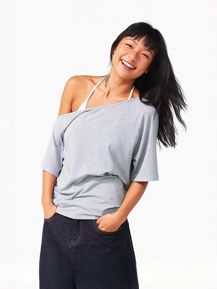 人気のモード系Tシャツとは？斜め肩デザインが話題の「感・女性用」Tシャツで通勤スタイルを変える