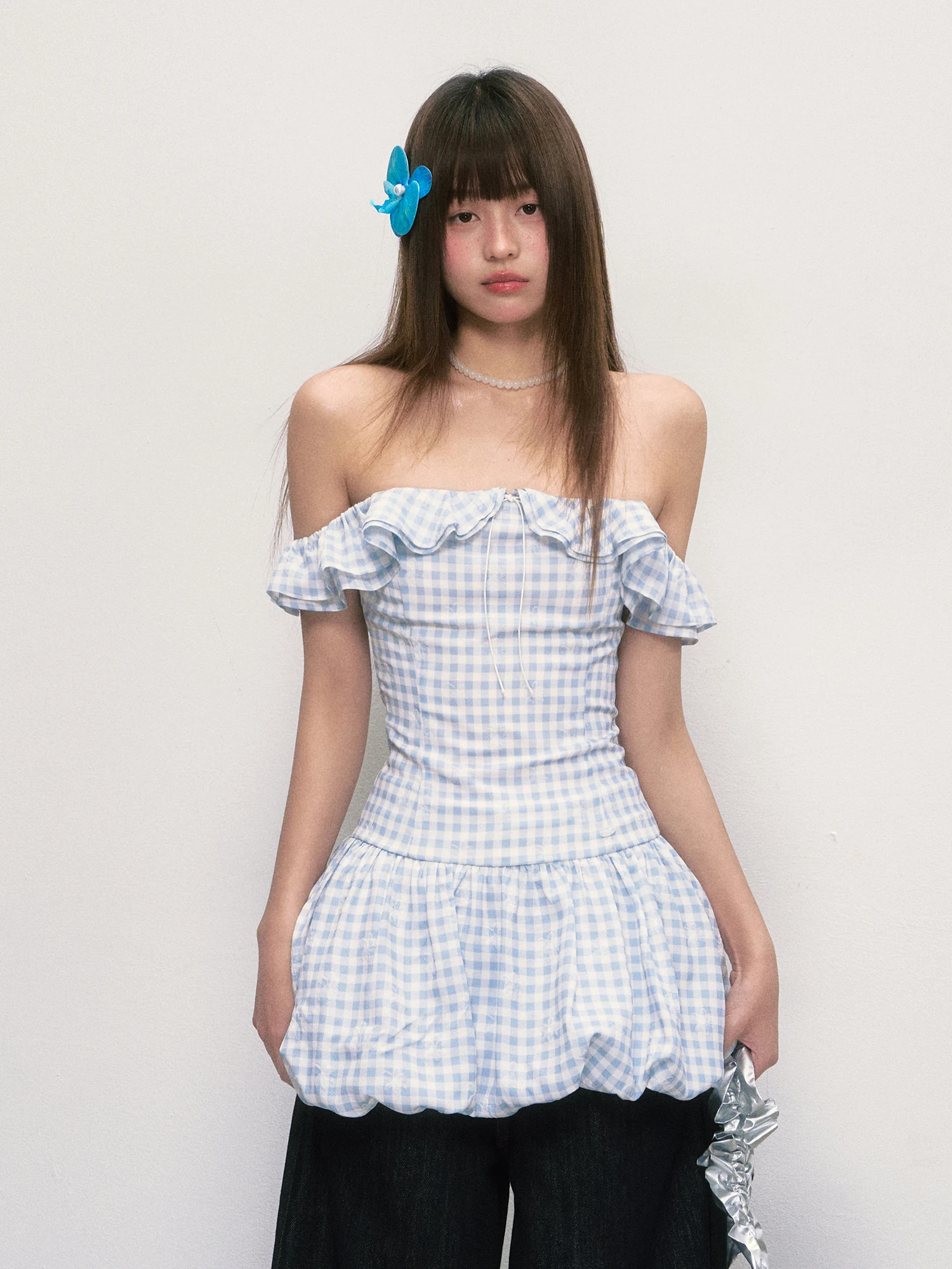 ブルーグリッドデザインのオフショルダーワンピース【花苞スタイル・ウエストリボン付き】