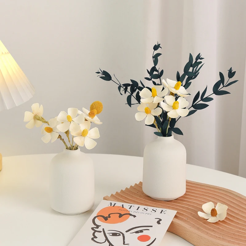 揃えるミニマリスト部屋づくりアイテム | 陶器の小さな花瓶とドライフラワーの組み合わせ