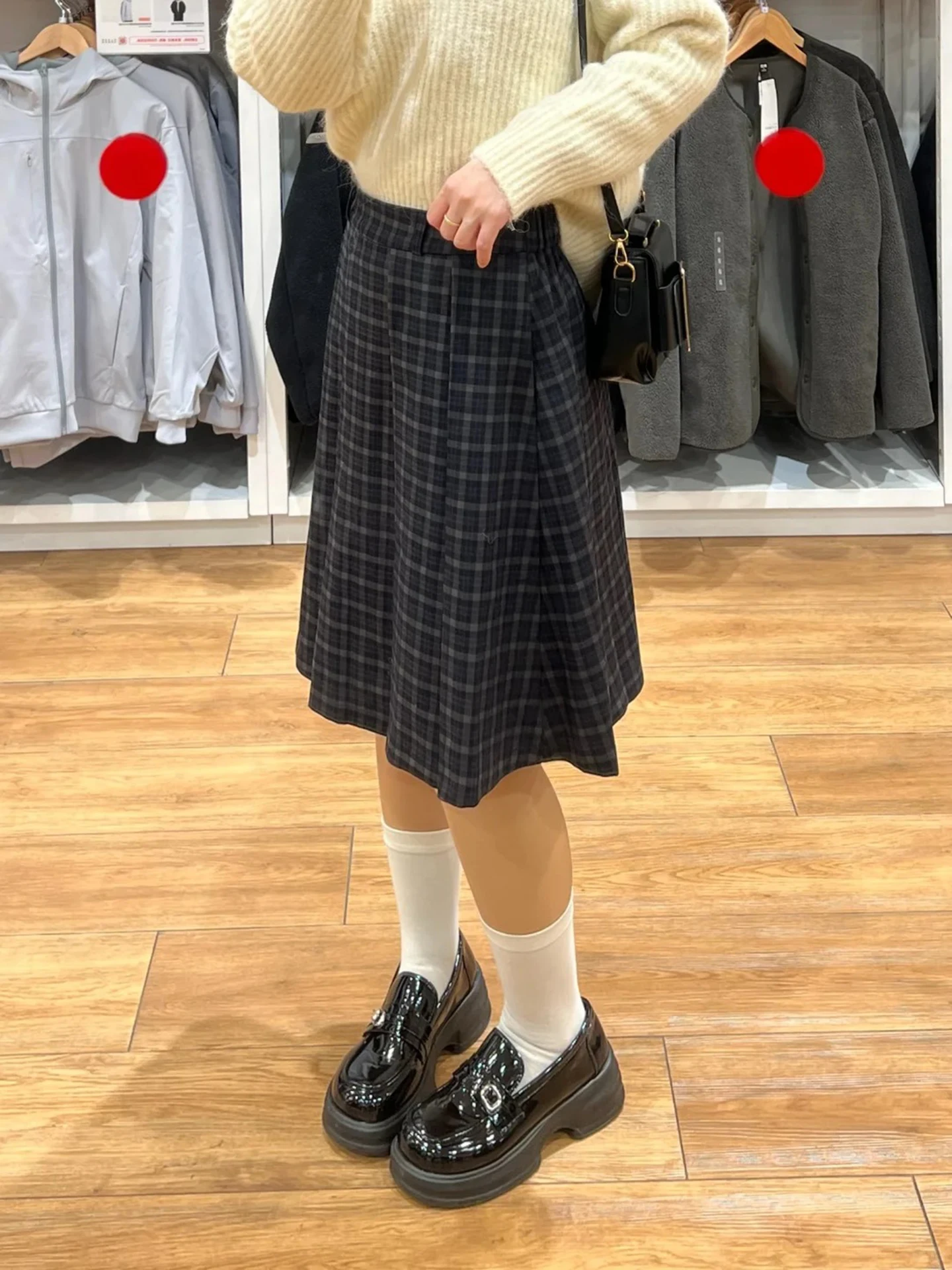 白黒チェックコーデで失敗しない方法は？レトロなチェックスカートが持つ、日常の「美しさのリセット」