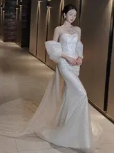 魅力的な胸元デザインのフィッシュテールウエディングドレス【高級感・スパンコール・軽やかな素材】