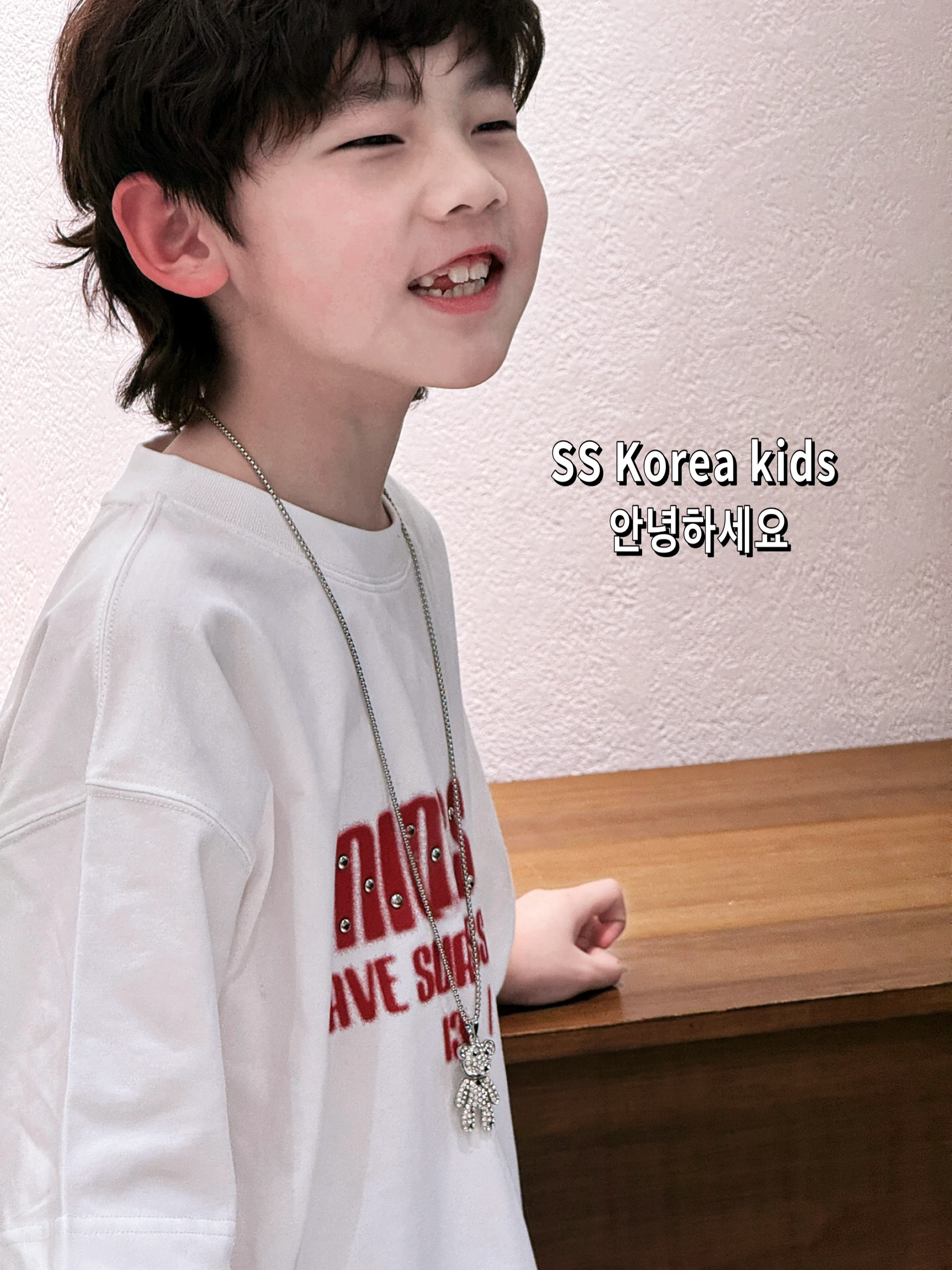 春夏のTシャツ選びで迷うなら、この1点が救いになる？