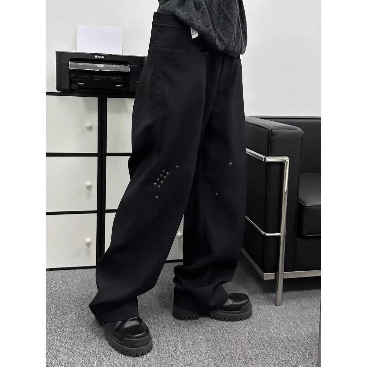 ラージブラックのストレートパンツ：斜紋布100%で実用性と着心地を両立