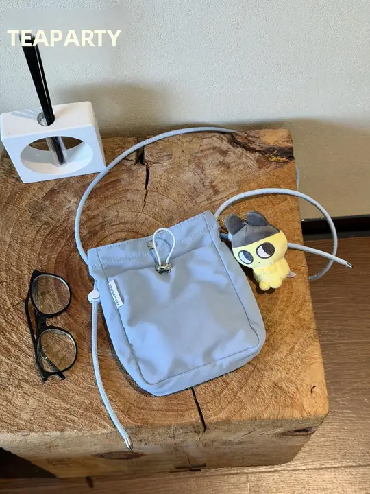 カジュアルなブルーのショルダーバッグ【シンプルデザイン・軽量・通勤用・スマホ収納可】
