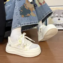 可愛いウサギデザインの通気性抜群 ホワイトスニーカー【厚底・学生用・メッシュ素材】