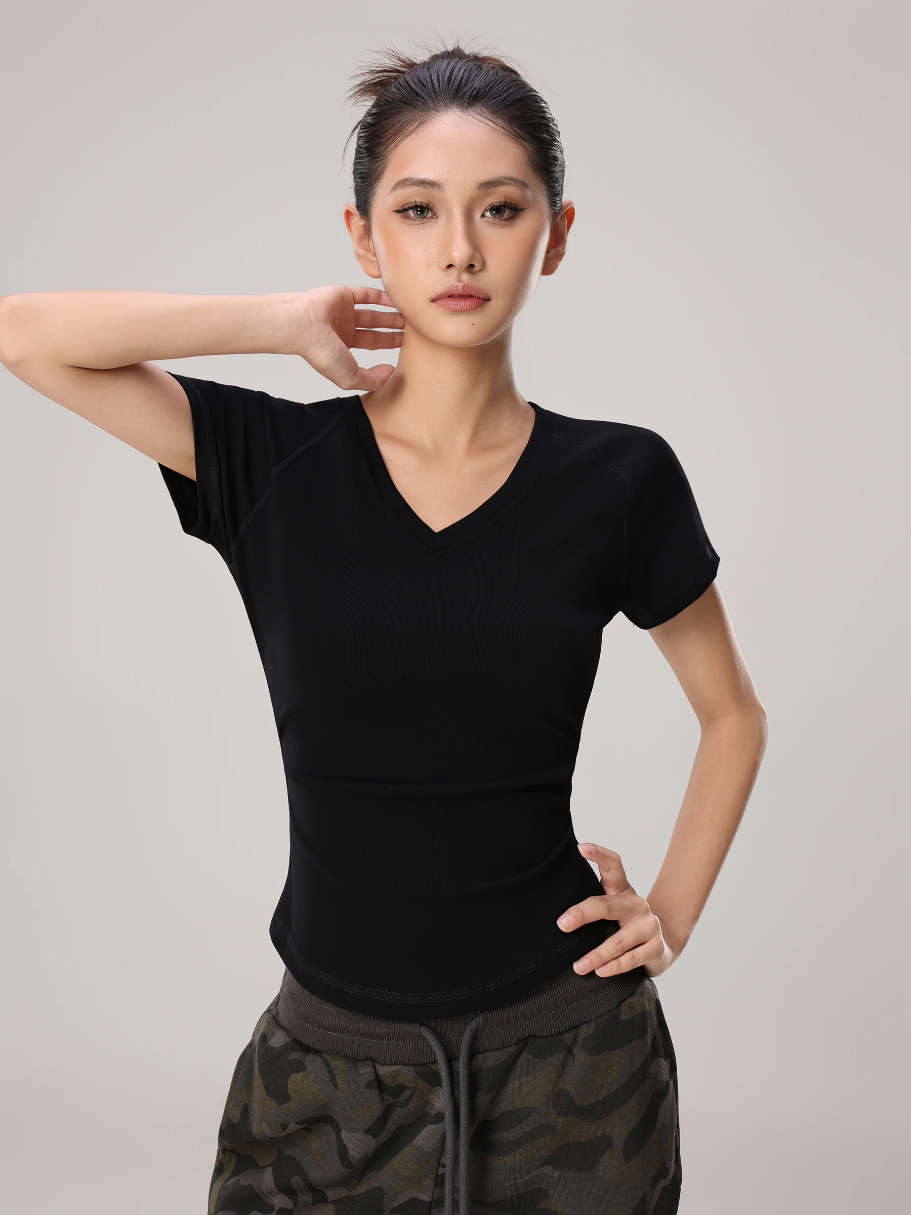 夏用褶皱デザインのVネックフィットTシャツ：通勤風の修身型レディーストレーナー選びの実証