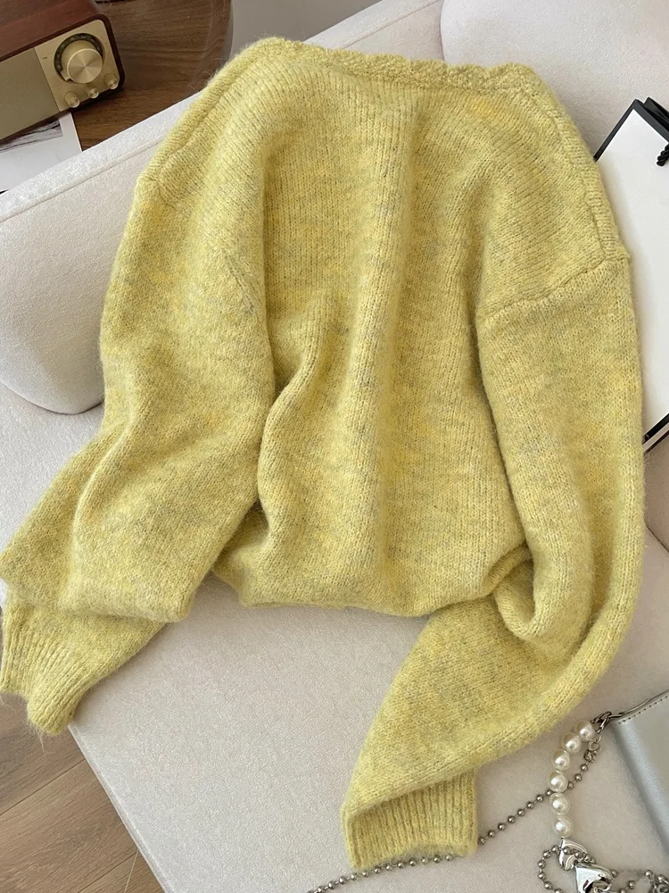 ゆったりとしたニットカーディガン【ハンド刺繍・ラウンドネック】：春の日常着としての実用性とデザインバランスを解説