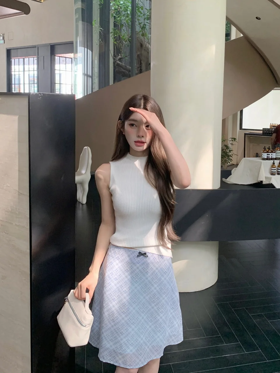 白色ハイネックニットと青いチェックスカート：20代女性の夏コーデに最適なセットアップ
