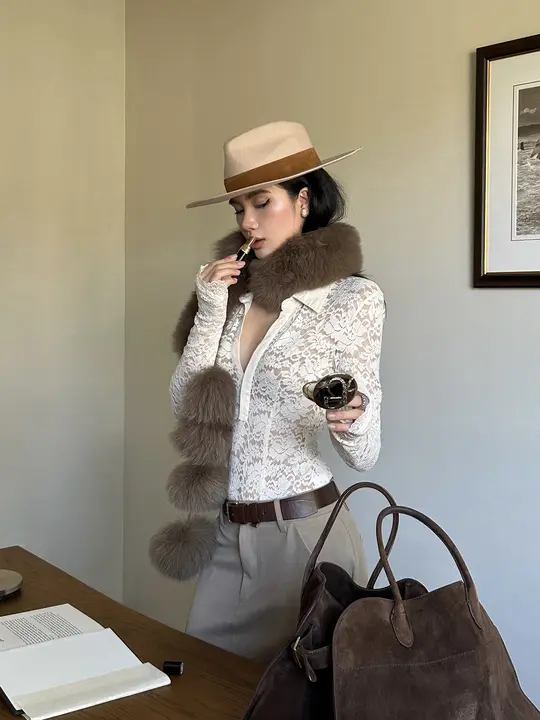 杏色レースVネックタイトTシャツ【長袖・女性用・秋季】