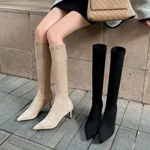 尖ったヒールのエレガントなロングブーツ【カキ色・ストレッチ・スリムフィット・スエード調】