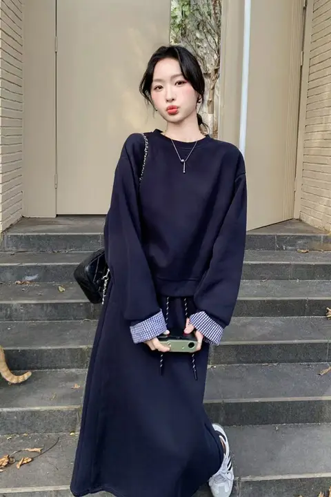 深青色のカジュアルなルーズフィットスウェットシャツとスカート【春向け・気質・ハーフスリーブ・豊かなシルエット】（セットアップ対応）