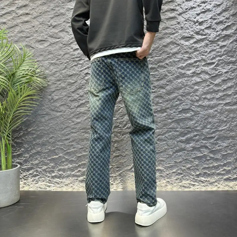 春季高街風刺繍デザインのデニムパンツ：30代・40代向けのストリートファッションに最適なゆったりシルエット