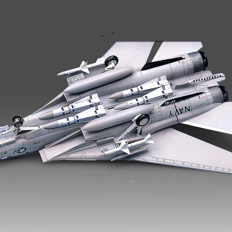 F-14A戦闘機 プラモデル：愛德美製の高精度組み立てキットが提供するリアルな飛行機体験