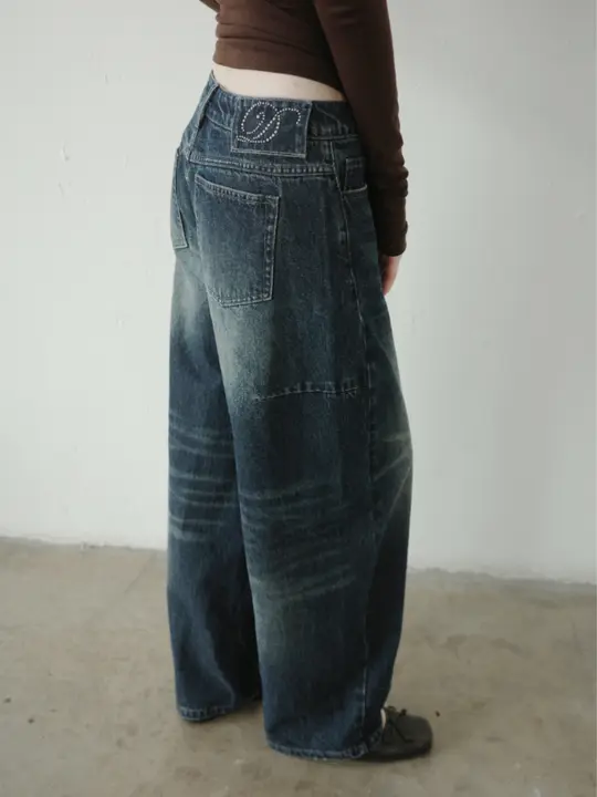 深いブルーのワイドレッグデニムパンツ【レトロデザイン・水洗い加工・秋冬用】