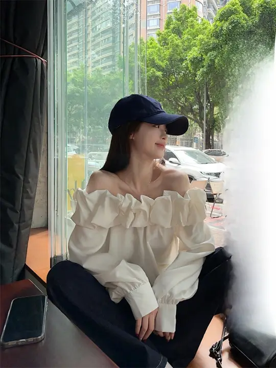 フラワーボウカラーオフショルダー長袖シャツ【春用・タイトフィット・ショート丈】